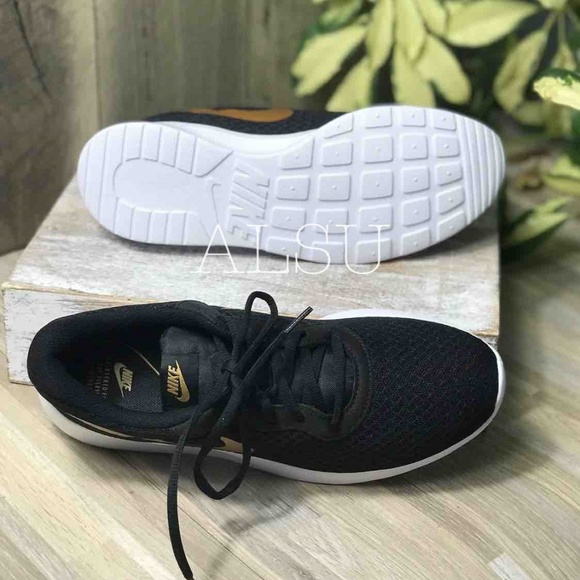 NWT  Nike Tanjun Black Gold W AUTHENTIC - Picture 3 of 6